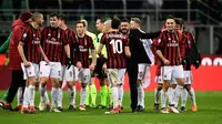 Pelatih AC Milan, Gennaro Gattuso merayakan kemenangan bersama pemainnya usai bertanding melawan Sampdoria pada lanjutan Liga Serie A Italia di stadion San Siro (18/2). AC Milan menang atas Sampdoria dengan skor 1-0. (AFP Photo/Miguel Medina)