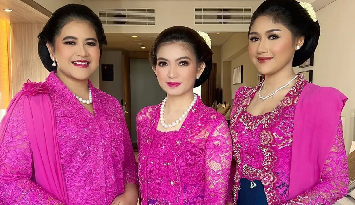 Sudah resmi menjadi bagian dari keluarga Jokowi, belum lama ini Erina Gudono terlihat menghadiri acara kondangan adik bungsu Iriana Jokowi. Erina Gudono bersama Kahiyang Ayu dan Selvi Ananda tampil kompak dengan mengenakan kebaya warna pink. (Liputan6.com/IG/@malvava)