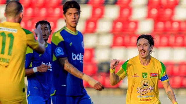 Gelandang Persebaya Surabaya, Francisco Rivera, ketika melawan Arema FC. (Bola.com/Dok.Instagram Persebaya Surabaya).