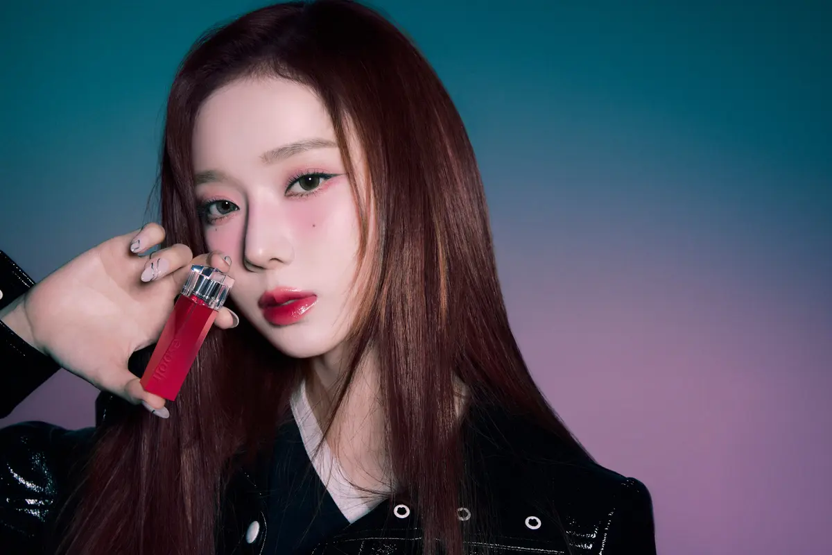Rahasia Tampilan Bibir Glossy dan Mata Shimmering ala Winter aespa dengan Hushed Cherry Edition dari Espoir (Espoir)