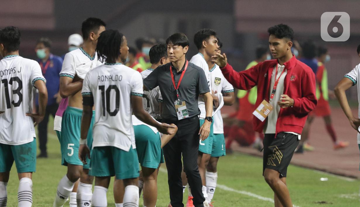 Pelatih Timnas Indonesia U-19, Shin Tae Yong bersama timnya usai melawan Myanmar U-19 pada laga terakhir penyisihan grup A Piala AFF U-19 2022 di Stadion Patriot Candrabhaga, Bekasi, Jawa Barat, Minggu (10/7/2022). Timnas Indonesia U-19 gagal melaju ke semifinal setelah kalah produktivitas gol dengan Thailand dan Vietnam yang bermain imbang 1-1. (Liputan6.com/Helmi Fithriansyah)