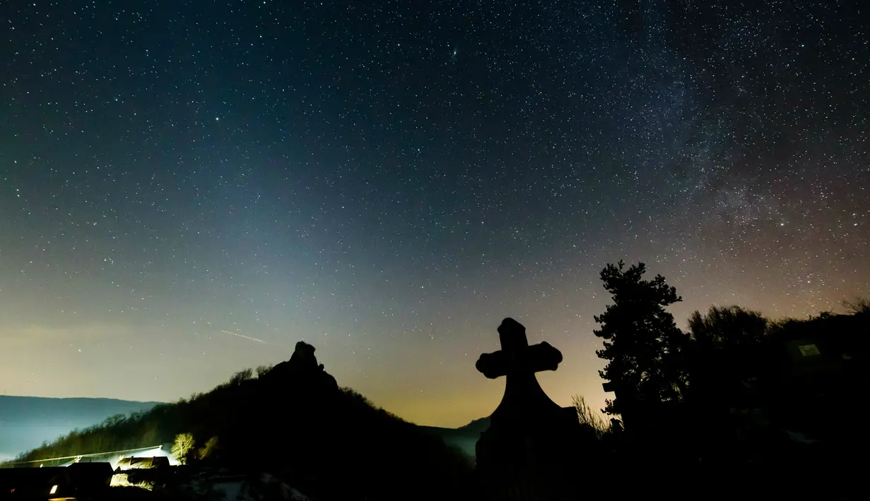 Cahaya bintang berwarna putih terlihat pada langit malam di Hajnacka, Slovakia, Kamis (7/2). Fenomena astronomi indah juga akan terlihat pada bulan September dan Oktober sebelum matahari terbit. (Peter Komka / MTI via AP)