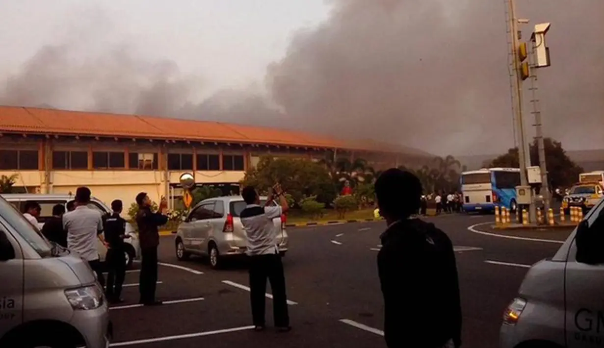 Sejumlah orang melihat kebakaran yang terjadi di Terminal 2E di Bandara Soekarno Hatta, Jakarta, Minggu (5/7/2015).  Kebakaran di Terminal 2E ini membuat panik ribuan penumpang yang sedang menunggu jadwal penerbangan. (Twitter@hanifahhas)
