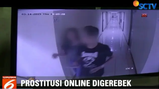 Dari rekaman kamera pengawas, anggota polisi yang menyamar akhirnya dapat masuk ke dalam kamar perempuan yang diduga PSK online.