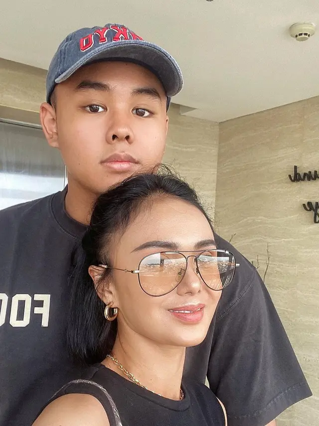 7 Potret Yuni Shara Temani Putra Bungsunya Tes Kuliah di UGM Ini Banjir Pujian