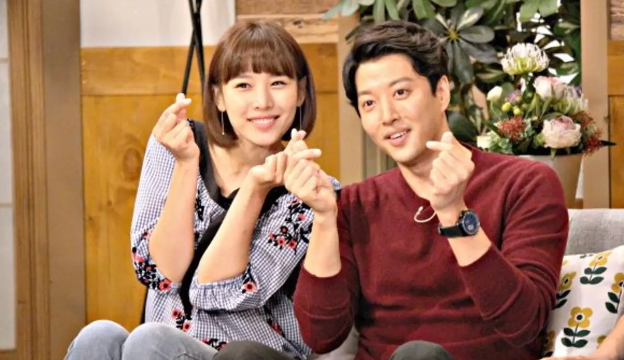 Saat ini kebahagiaan sedang menyelimuti Lee Dong Gun dan Jo Yoon Hee. (foto: soompi.com)