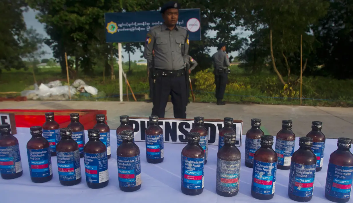 Barang bukti berupa botol Phensedyl diperlihatkan sebelum pemusnahan narkotika sitaan pada Hari Antinarkoba Sedunia, di Yangon, Senin (26/6). Myanmar membakar opium, heroin, dan kokain senilai sekitar US$385 juta, setara Rp5,1 miliar. (AP Photo/Thein Zaw)