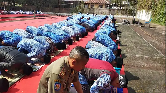 Ratusan PNS Pemda Garut menggelar shalat sunat istisqo atau meminta hujan