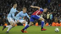 Pemain Manchester City, Oleksandr Zinchenko dan Phil Foden mengejar pemain FC Basel, Kevin Bua, pada laga Liga Champions di Stadion Etihad, Rabu (7/3/2018). Manchester City takluk 1-2 dari FC Basel. (AP/Rui Vieira)