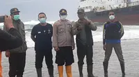 Tim gabungan Basarnas, SAR, Satpoloairud Polres Garut dan Kecamatan Cibalong masih bersiaga di lokasi terdamparnya Kapal Tanker MT Edricko 3 di pantai Sancang, Garut. (Liputan6.com/Jayadi Supriadin)
