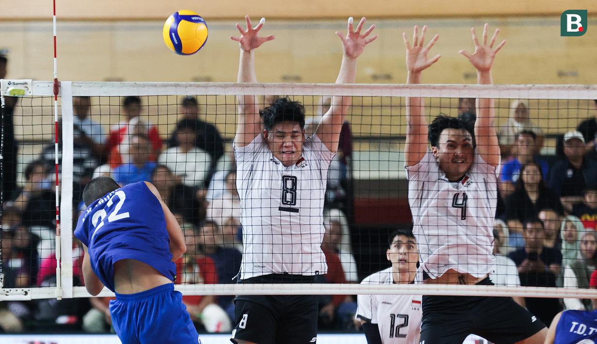 Jasen Natanael dan Hendra Kurniawan mencoba memblok bola dari pemain Vietnam di laga lanjutan leg 2 SEA V League 2025 di Jakarta International Velodrome, Jakarta, Indonesia, Kamis (17/07/2025) malam WIB.