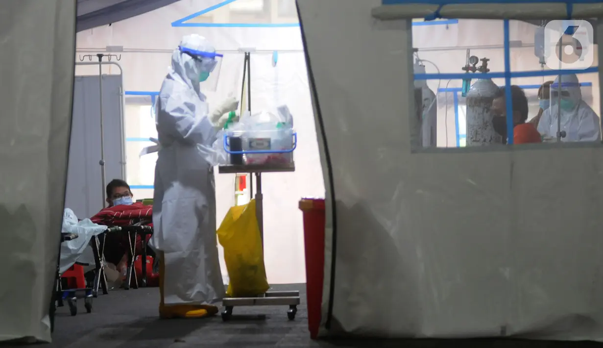 Petugas medis terlihat berada di dalam tenda darurat di depan UGD RSUD Cengkareng, Jakarta Barat, Kamis (24/6/2021). Lonjakan kasus virus corona mengakibatkan ruang IGD penuh, pihak rumah sakit lantas mendirikan tenda darurat untuk merawat pasien covid-19. (merdeka.com/Arie Basuki)
