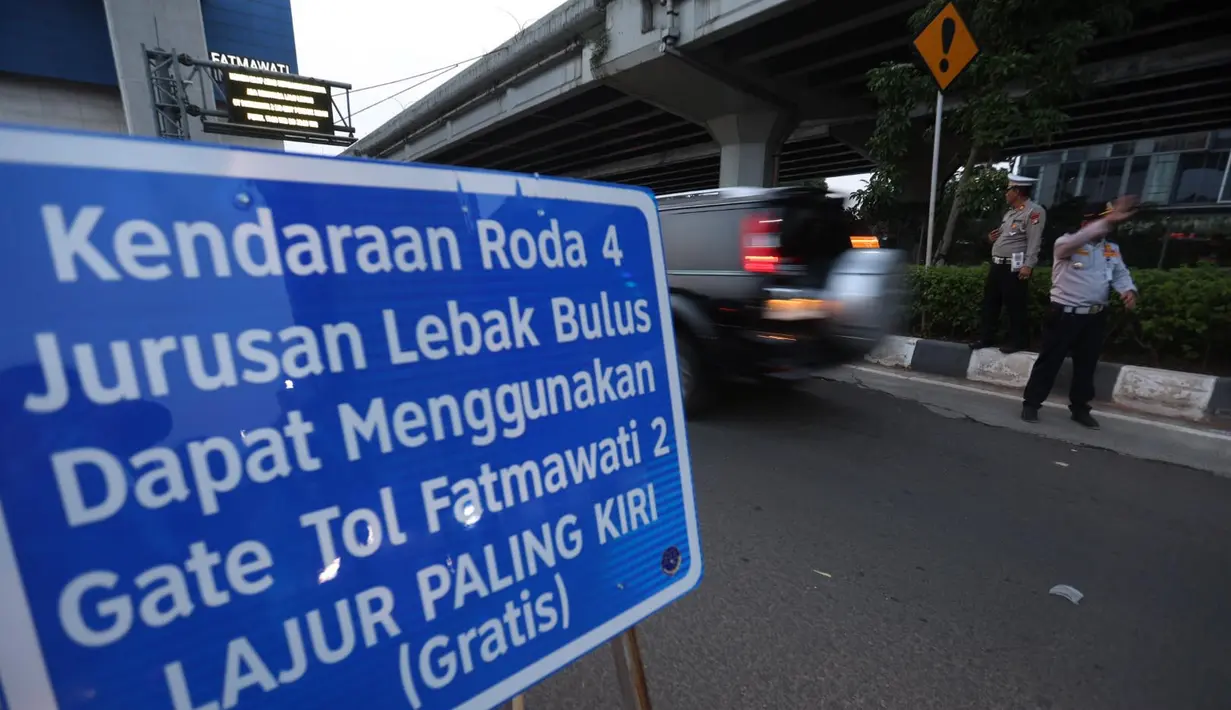 Pemerintah Provinsi (Pemprov) DKI Jakarta bersama Kementerian Pekerjaan Umum (PU) melakukan uji coba pembukaan jalur khusus gratis di Gerbang Tol Fatmawati 2 menuju Lebak Bulus. (Kapanlagi.com/Budy Santoso)