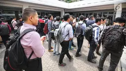 Para pencari kerja memadati Job Fair yang diadakan di Istora GBK, Jakarta, Rabu (19/9). Job Fair bertajuk Jakarta spektakuler "Job for Career" diikuti lebih dari 120 perusahaan BUMN, swasta skala nasional maupun internasional. (Liputan6.com/Faizal Fanani)