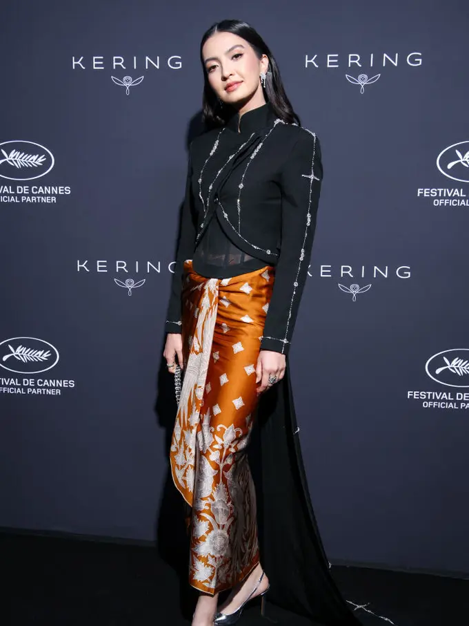 Tampilan Semi Maskulin Raline Shah Kenakan Batik Penuh Makna dan Beskap Jeng Yah di Festival Film Cannes 2024