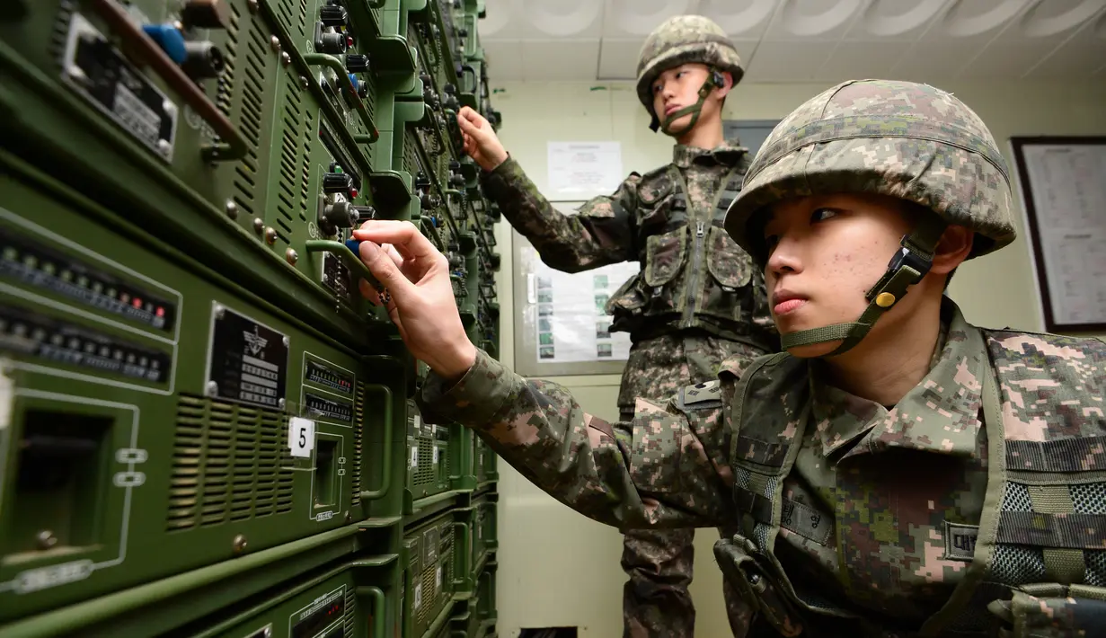 Tentara Korsel menyesuaikan pengeras suara yang disetel tepat di sebelah selatan zona demiliterisasi, Yeoncheon, Jumat (8/1/2016). Pengeras suara tersebut memasang musik pop Korea, berita dan kritik atas Korea Utara ke arah perbatasan. (YONHAP/AFP)