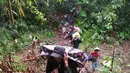 Warga mengungsi akibat pertempuran antara militer Myanmar dan gerilyawan Kachin dekat Tanai, negara bagian Kachin, Myanmar, 19 April 2018. Konflik Kachin menjadi salah satu perang terlama di muka bumi. (Labram Hkun Awng via AP Photo)