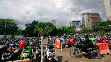 Salah satu lokasi parkir sepeda motor di Parkiran motor EX, Thamrin, Jakarta, Kamis (4/12/2014). (Liputan6.com/Johan Tallo)