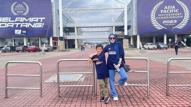 7 Potret Kompak Okie Agustina dan Miro Materazzi, Putra Tunggalnya dengan Gunawan Dwi Cahyo