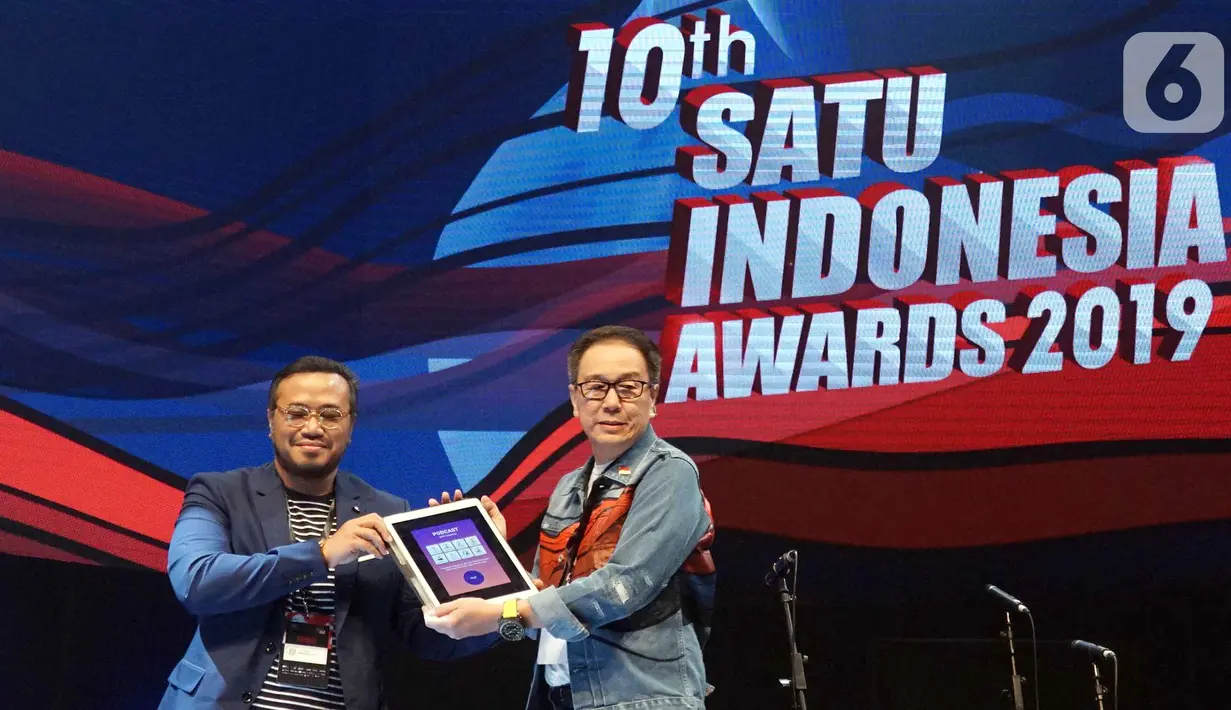 Presdir Astra Prijono Sugiarto bersama Co-Founder & CEO Inspigo Setyo Guritno seusai meluncurkan Podcast SATU Indonesia Awards di Jakarta, Jumat (4/10/2019). Malam penghargaan yang digelar pada IdeaFest 2019 mengangkat tema Age of Pride dan semangat #KebanggaanIndonesia. (Liputan.com/HO/Eko)