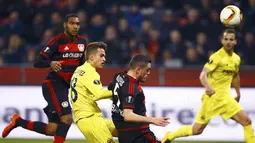 Bek Leverkusen, Kyriakos Papadopoulos, duel udara dengan gelandang Villarreal, Denis Suarez, pada laga leg kedua babak 16 besar Liga Europa di Stadion BayArena, Jerman, Jumat (18/3/2016) dini hari WIB. (Reuters/Wolfgang Rattay)