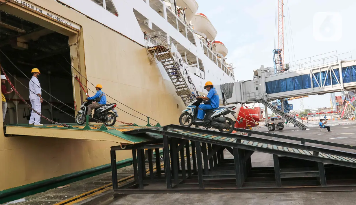 <p>Petugas menaikkan motor milik penumpang Kapal KM Dobonsolo tujuan Semarang melakukan registrasi ulang di Pelabuhan Indonesia 2, Tanjung Priok, Jakarta Utara, Selasa, (26/42022). PT Pelayaran Nasional Indonesia atau PT PELNI (Persero) memprediksi penumpang kapal pada musim mudik 2022 ini bisa menembus 417.676 orang selama periode H-15 hingga H+15 Lebaran. (Liputan6.com/Herman Zakharia)</p>