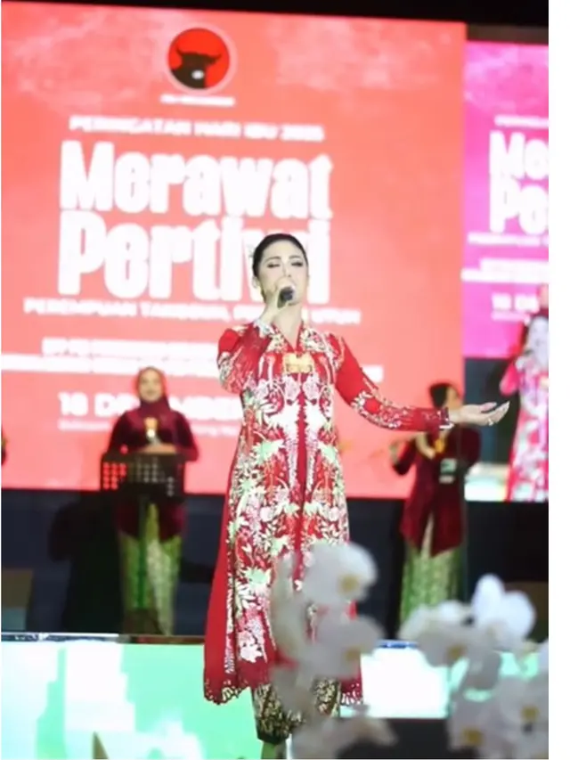 6 Potret Krisdayanti di Acara Hari Ibu Bersama Megawati, Anggun Berkebaya Panjang
