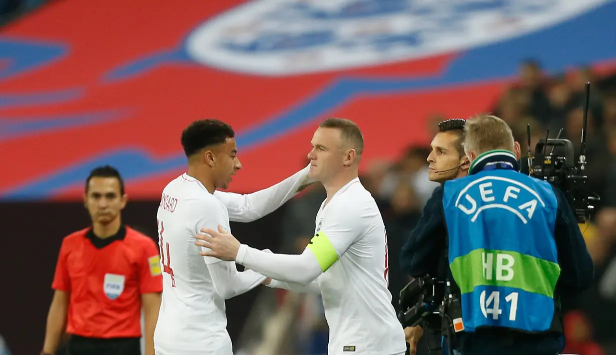 Striker Inggris, Wayne Rooney saat mengantikan gelandang Jesse Lingard pada pertandingan persahabatan melawan Amerika Serikat (AS) di Stadion Wembley, Inggris (16/11). (AFP Photo/Ian Kington)