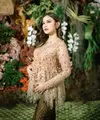 Mahalini Raharja tampil memukau dalam kebaya rancangan desainer ternama, Asky Febrianti. Dengan sentuhan warna soft mocca yang lembut, kebaya ini tidak hanya menampilkan keanggunan tetapi juga dihiasi dengan detail memikat. [@mahalini].