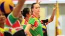 Alaina Bergsma, tengah serius berlatih  bersama tim putri Gresik Petrokimia di Gor Ken Arok, Malang, Sabtu (20/2/2016). (Bola.com / Nicklas Hanoatubun)