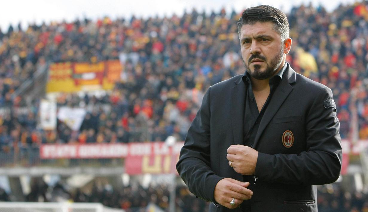 Pelatih AC Milan, Gennaro Gatusso, bersiap menjalani debut saat melawan Benevento pada laga Serie A Italia di Stadion Ciro Vigorito, Benevento, Minggu (3/12/2017). Kedua klub bermain imbang 2-2. (AP/Mario Taddeo)