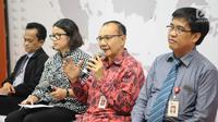 Ketua Satgas Waspada Investasi Tongam L Tobing (kedua kanan) menjelaskan tentang fintech di Indonesia, Jakarta, Rabu (12/12). Sedangkang P2P ilegal tidak menjadi tanggung jawab pihak manapun. (Liputan6.com/Angga Yuniar)