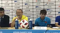 Pelatih Timnas Vietnam U-23, Park Hang-seo, dan Tran Minh Vuong, saat sesi jumpa pers seusai laga melawan Korsel di semifinal Asian Games 2018 di Stadion Pakansari, Cibinong, Rabu (29/8/2018). (Bola.com/Aning Jati)