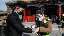 Suhu tubuh orang-orang diperiksa sebelum memasuki Museum Istana Shenyang di Shenyang, ibu kota Provinsi Liaoning, China (17/3/2020). Delapan museum di Shenyang kembali dibuka untuk umum pada Selasa (17/3) dengan mengambil langkah-langkah untuk mencegah penyebaran Covid-19. (Xinhua/Pan Yulong)