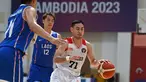 Pebasket Indonesia, Widyanta Putra Teja (kanan) berlari dengan bola melewati pemain Laos Phouthong Labouphieng babak penyisihan Grup B SEA Games 2023 di Phnom Penh, Kamboja, Rabu (10/5/2023). (Photo by TANG CHHIN SOTHY / AFP)