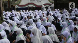 Sejumlah santri mengikuti kegiatan doa Istighosah di Pondok Pesantren An-Nuqthah, Kota Tangerang, Banten, Kamis (22/10/2020). Kegiatan tersebut digelar untuk memperingati Hari Santri Nasional dengan tema "Santri Sehat, Indonesia Kuat" yang jatuh pada hari ini. (Liputan6.com/Angga Yuniar)