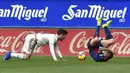 Gelandang Real Madrid, Marco Asensio, menjatuhkan bek Eibar. Paulo Oliveira, pada laga La Liga di Stadion Ipurua, Eibar, Sabtu (24/11). Eibar menang 3-0 atas Madrid. (AFP/Ander Gillenea)