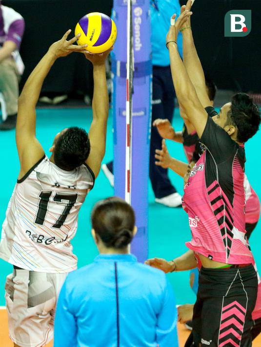 Pevoli tim 2 Indonesia, Maulana Aji melakukan operan pada ajang final Invitation Tournament Asian games 2018 yang berlangsung di Hall Tennis Indoor GBK, Kamis (15/2/2018). Tim 2 keluar sebagai juara (Bola.com/Peksi Cahyo)