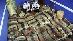Sejumlah kulit piton yang berhasil disita di Linyi, Provinsi Shandong, China, 17 Juli 2015. Petugas menangkap dua pria yang diduga komplotan perdagangan satwa liar ilegal dan menyita lebih dari 900 kulit ular piton. (REUTERS/Stringer CHINA OUT)