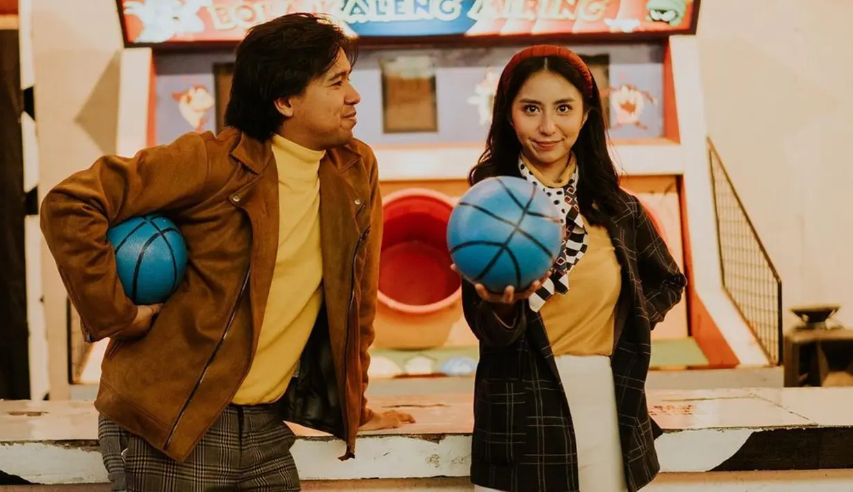 Penampilan Joshua dan Clairine saat melakukan pemotretan prewedding juga tak luput dari sorotan publik. Tampil dalam busana bernuansa kuning dan cokelat, keduanya terlihat casual namun memesona. (Liputan6.com/IG/@jojosuherman)