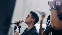 Penampilan Afgan saat menghibur penggemar dalam launching album terbaru berjudul Dekade di Jakarta, Rabu (28/2). Dalam album ini ada 4 lagu baru di mana Afgan juga ikut menulis liriknya. (Liputan6.com/Faizal Fanani)