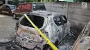 Garis polisi terpasang pada sejumlah kendaraan yang terbakar di sekitar asrama Brimob Jalan KS Tubun, Petamburan, Jakarta Barat, Rabu (22/5/2019). Diketahui kerusuhan terjadi di lokasi tersebut, buntut demo depan gedung Bawaslu yang berujung ricuh. (Liputan6.com/Faizal Fanani)