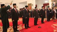 Anggota Dewan Pertimbangan Presiden (Wantimpres) diambil sumpahnya saat dilantik di Istana Negara, Jakarta, Jumat (13/12/2019). Presiden Joko Widodo atau Jokowi resmi melantik sembilan anggota Wantimpres. (Liputan6.com/Angga Yuniar)