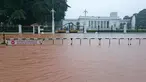 Penampakan Istana Negara yang terkepung banjir akibat hujan yang mengguyur sejak malam, Jakarta, Senin (9/2/2015).(Antara Foto/Fanny Octavianus)