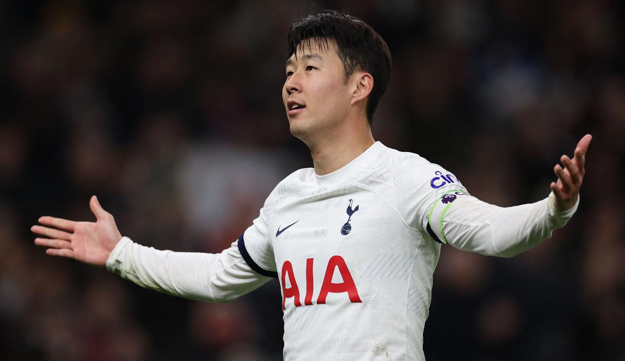 Selebrasi gelandang Tottenham Hotspur, Son Heng-min setelah mencetak gol keempat timnya ke gawang Newcastle United melalui eksekusi penalti pada laga pekan ke-16 Liga Inggris 2023/2024 di Tottenham Hotspur Stadium, London, Senin (11/12/2023) dini hari WIB. (AFP/Adrian Dennis)