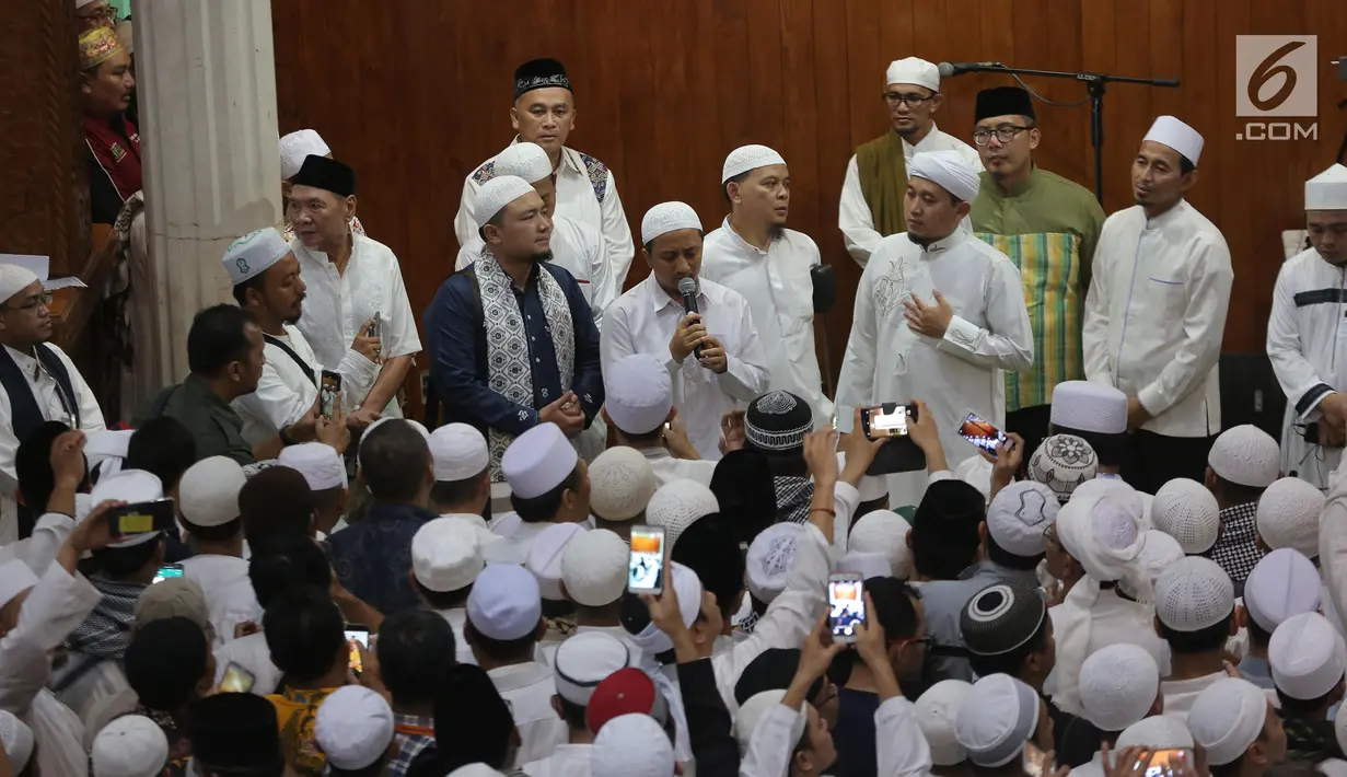 Ustaz Yusuf Mansyur memanjatkan doa saat prosesi penyalatan jenazah Ustaz Arifin Ilham di Masjid Az Zikra, Sentul, Bogor, Kamis (23/5/2019). Almarhum Ustaz Arifin Ilham akan kembali disalatkan dengan imam anak kedua Ustaz Arifin Ilham, Ameer Az Zikra. (Kapanlagi.com/Budy Santoso)
