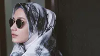 Tutorial hijab segiempat untuk Lebaran 2017. (@dwihandaanda/instagram)