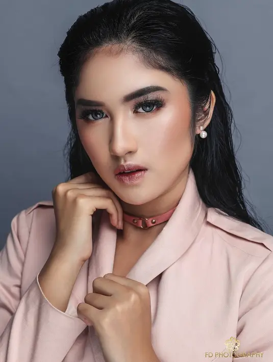 Pasangan wajah dingin dan tak tampilkan senyuman, pesona OChi beogtu terpancar di pemotretan tersebut. Meski menggunakan busana serba merah muda dan makeup warna nude, Ochi sukses pamer ekspresi dingin. (Liputan6.com/IG/@ochi24)