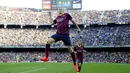 Gelandang Barcelona, Andres Iniesta, merayakan gol atas Osasuna pada laga La Liga Spanyol di Stadion Camp Nou, Barcelona, Minggu (16/3/2014). Sebanyak 57 gol dibukukan dalam 21 tahun bersama La Blaugrana. (AFP/Josep Lago)