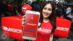 Ketua DPP Partai Solidaritas Indonesia (PSI), Isyana Bagoes Oka menunjukkan aplikasi GoAhok PSI saat peluncuran di Jakarta, Kamis (31/3). (Liputan6.com/Immanuel Antonius)